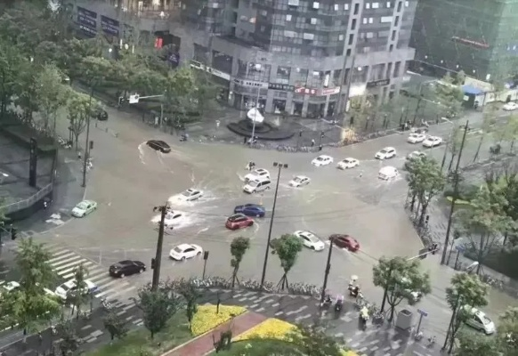 四川成都暴雨最新消息今天,多区域积水严重,交通受阻,市民需注意防范 四川成都暴雨最新消息今天,多区域积水严重,交通受阻,市民需注意防范
